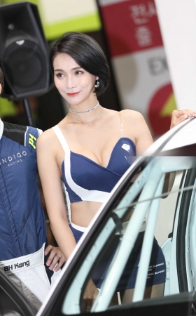 [辉辉赛贴-韩国改装车展]短发漂亮肉丝袜车模 [12P]