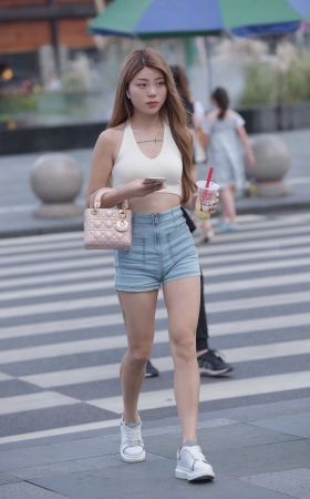 热裤小姐姐 [15P]