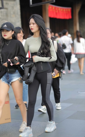 束腰美眉 [18P]
