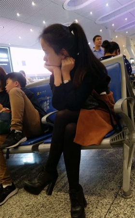 黑色丝袜美腿少妇等车