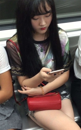 地铁上的拖鞋美脚女足