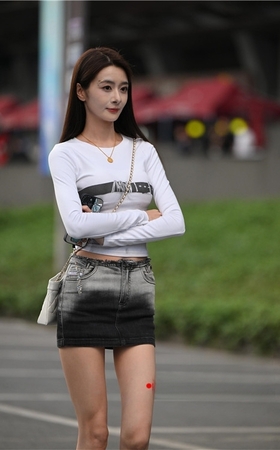 高挑的长发牛仔裙美女(63P)