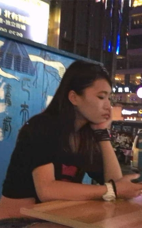 性感露腰牛仔短裤美女和男友逛街