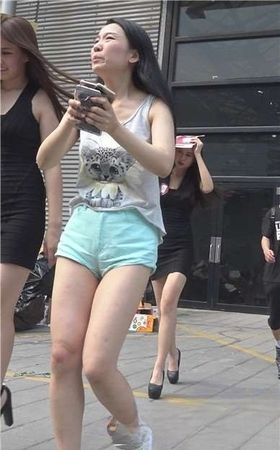 4k-超级展会场外遇见圆臀热裤美三角饱满的美女