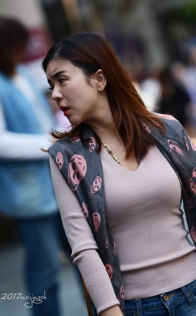 咔喳赛18 丝巾显得和衣服不配，少妇显忧虑（17p） [17P]
