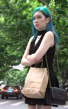 银白高跟、短裙性感染发的街拍美女