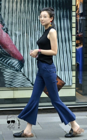 喇叭裤包裹出美妙身材 [10P]