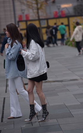 苗条的的长腿美女