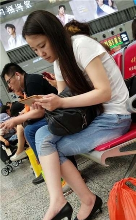 4k超清，高跟美腿七分紧身蓝牛美眉