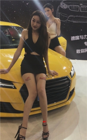 黑裙美腿车模女孩