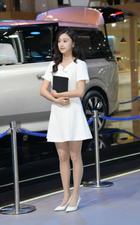 漂亮端庄的美女销售员 [19P]