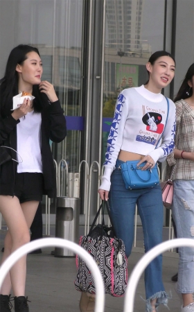 刚刚从会场出来的模特美女