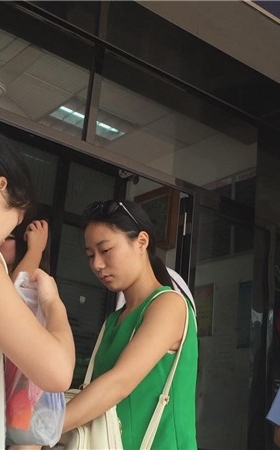 绿衣紧身白裤美女