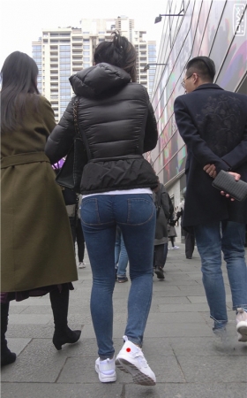 紧身蓝牛仔美少妇