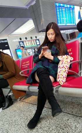 高铁站拍摄黑色高筒靴肉丝长发少妇大长腿