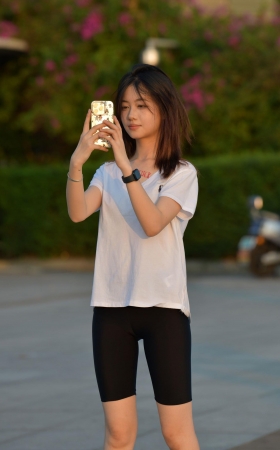 黄昏下的紧致打底裤-清秀女孩