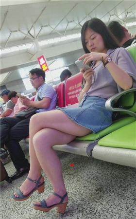 牛仔裙妹子