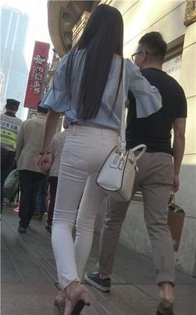 4K – 街拍极品美腿紧身白裤粉高跟美眉 [1.12 GB]