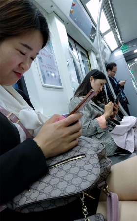 丝腿、短裙、高跟、近距离特写