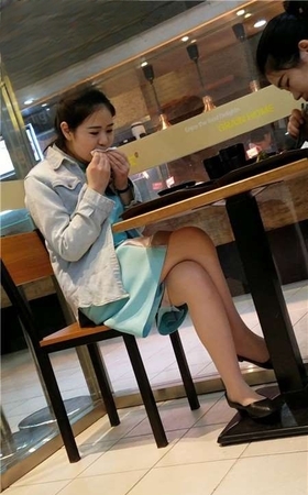 4k视频，餐厅跟闺蜜吃甜点的美腿气质女孩