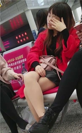 4k-高铁站候车室拍摄极品肉丝大红外套美眉