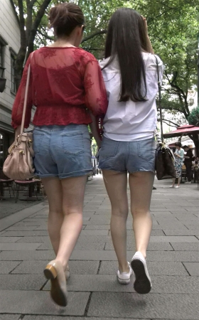 热裤月牙臀美腿年轻姑娘