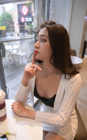 白色包臀裙美女