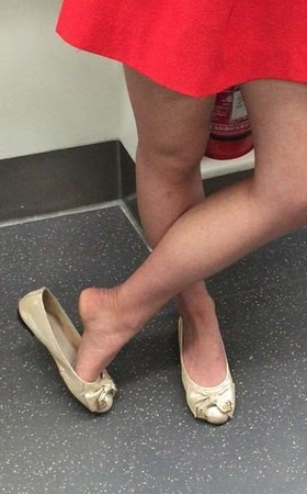 街拍地铁上听歌的红裙清纯颜值美女