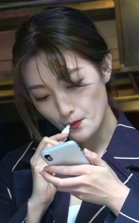 气质美腿美女这算是瓜子脸吗