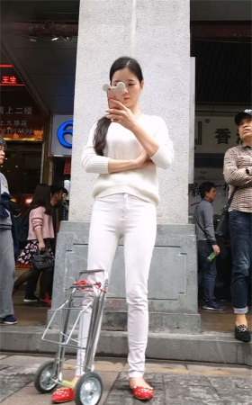 白色的牛仔蓝漂亮的美女