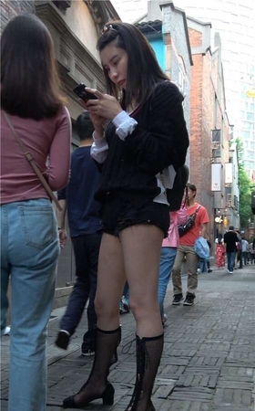 4K – 街拍美腿姐妹双人行 [2.18 GB/MP4]