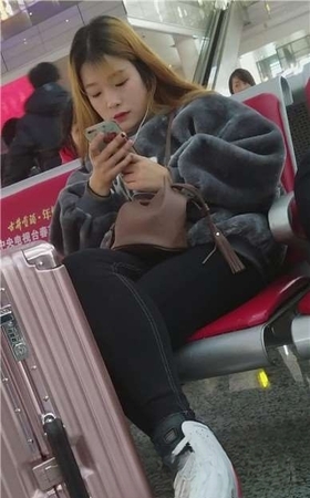 4k-高铁站候车室遇见清纯靓丽的美女。