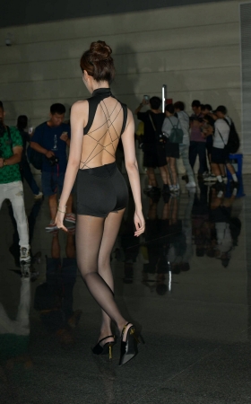 性感美背黑丝御姐~小龙鼠 [20P]