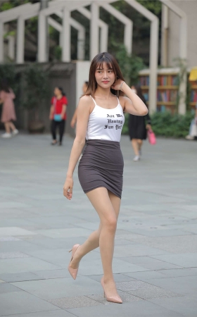 牛男街拍 漂亮的油亮丝袜长腿小姐姐