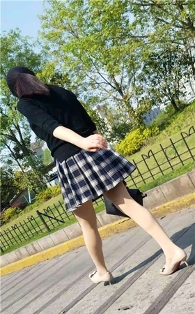4K – 黑色毛衣格子裙街拍肉丝美女活力四射