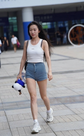 打招呼的高腰紧热牛蜜臀美眉 [20P]