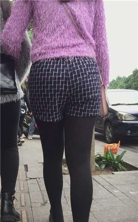 街拍黑丝袜打底裤肥臀大屁股美女