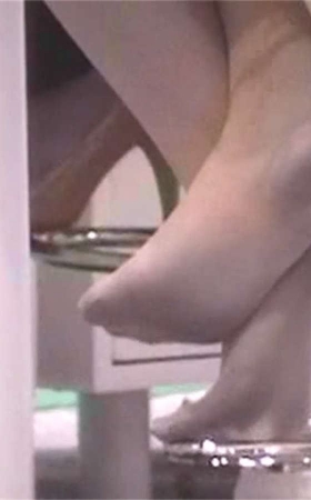 黑上衣妹妹的丝袜脚