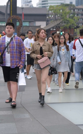 街拍爱穿R丝的热牛美眉 [23P]
