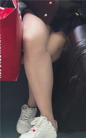 面对如此漂亮的妹妹坐旁边，大叔显得有点不淡定了。