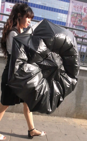等公交车的气质美女