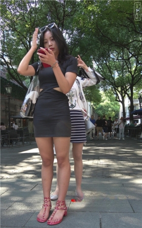 漂亮的连体黑色包臀裙美女
