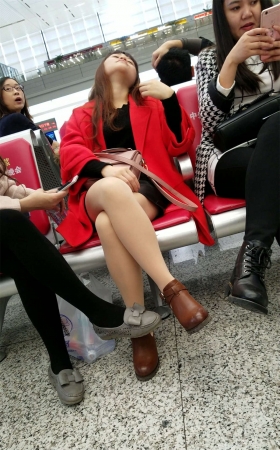 高铁站候车的三个丝袜妹子