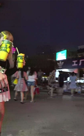 小卖部买水的黑色连衣裙高跟白腿美眉