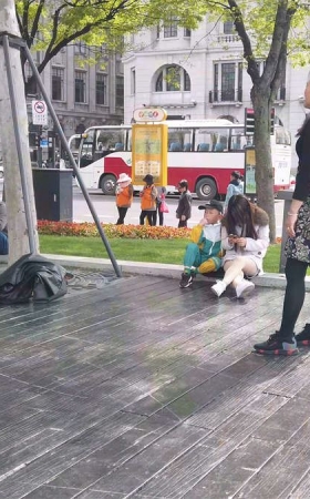 只顾着低头玩手机的少妇