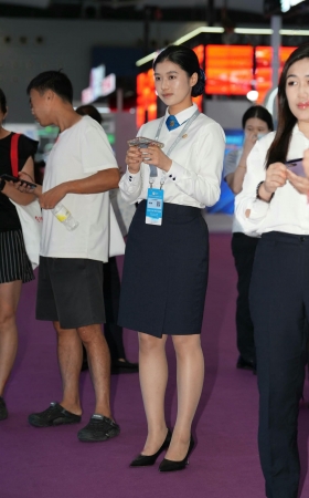 金融公司的通勤装职员小姐姐 [19P]