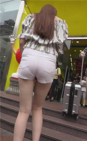 肉肉的白色热裤紧身美女