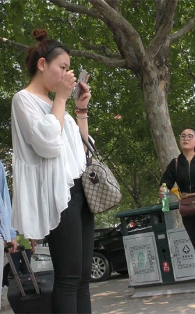 对着镜子整理容装的小美女