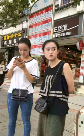 白T恤紧身蓝牛妹子在等公交车