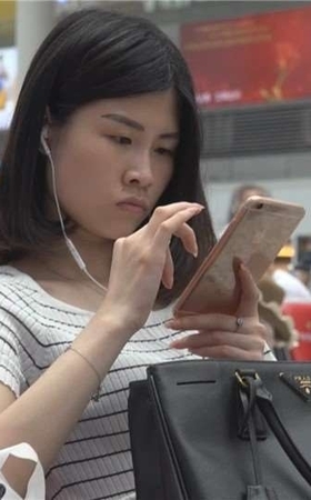 红色美甲街拍凉高跟美女 [244 MB/WMV]